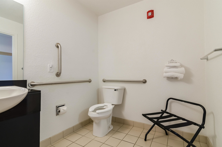 Bathroom 4, Motel 6-North Platte, NE, Lincoln