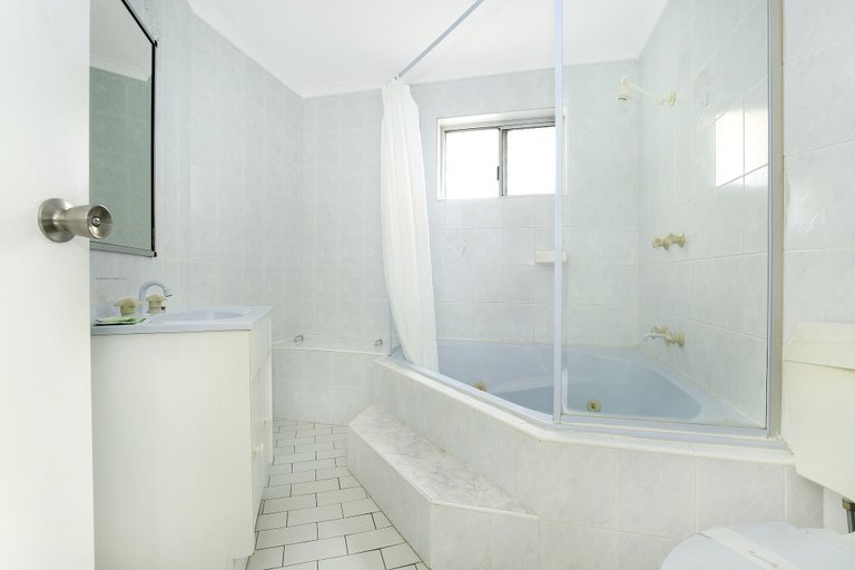 Bathroom 4, Beach Park Motel, Wollongong - Inner