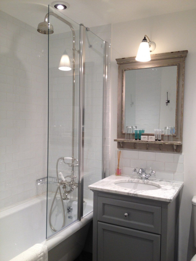 Bathroom 4, Chequers Hotel, West Sussex
