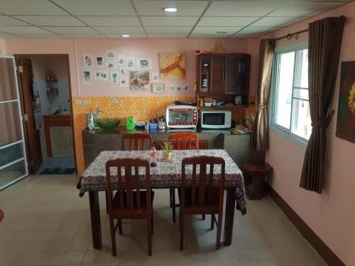 Trin's Art Gallery and Homestay, Muang Rayong