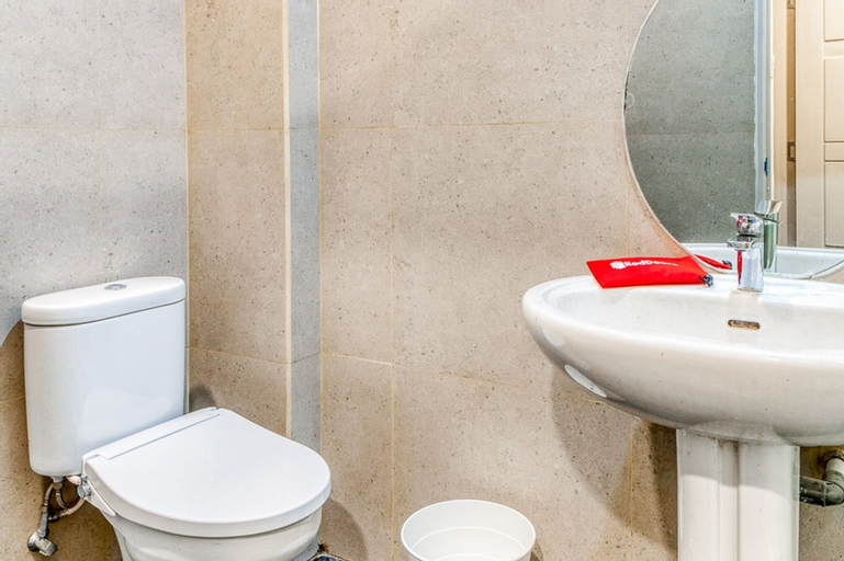 RedDoorz Plus near Taman Ismail Marzuki, Central Jakarta
