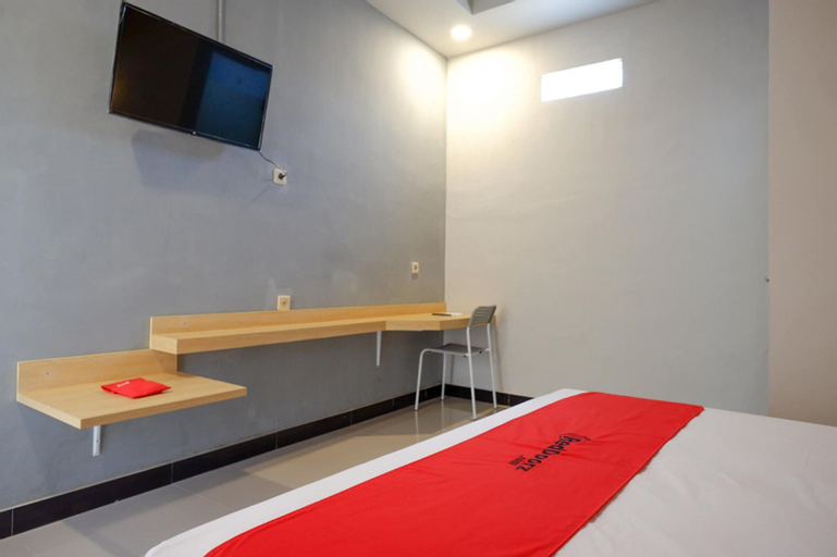 RedDoorz Syariah near Alun Alun Tegal, Tegal