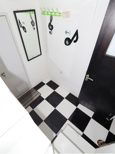 Kamar Keluarga Semanan Syariah, West Jakarta