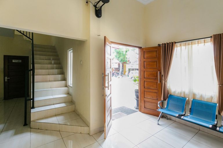RedDoorz near Purwosari Train Station, Solo