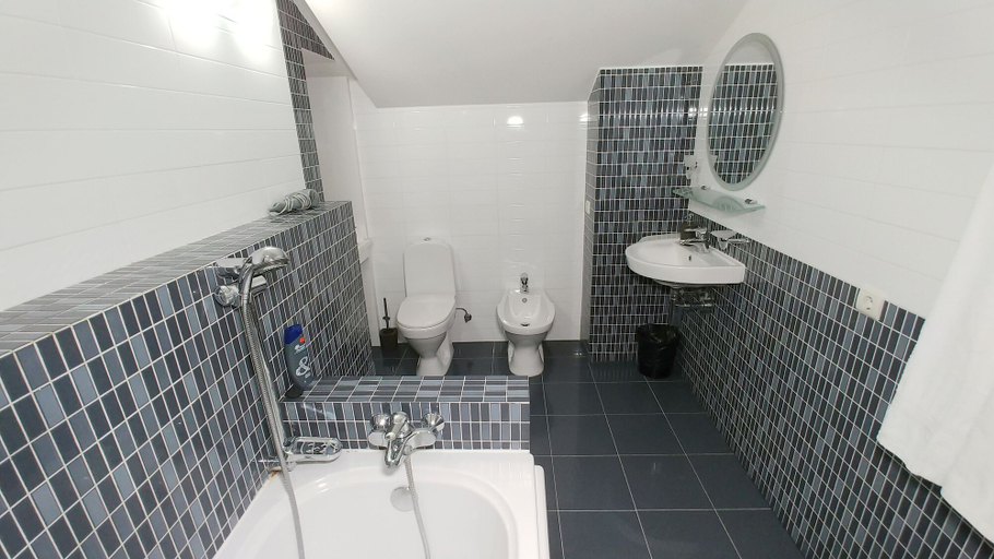 Bathroom 5, Kiev Apartments, Shevchenkivs'kyi