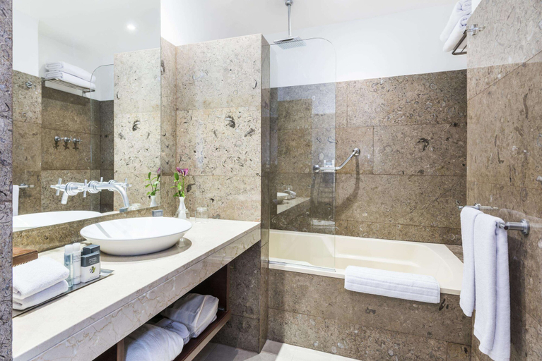 Bathroom 4, Doubletree By Hilton Bogota Calle 100,Co, Santafé de Bogotá