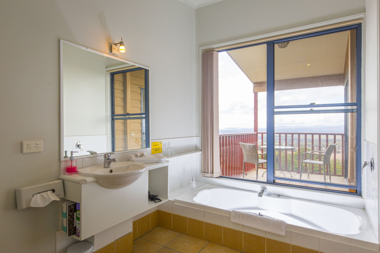 Bathroom 5, Bimbadeen Estate, Cessnock