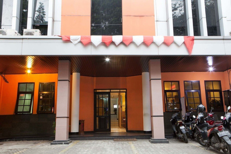 Exterior & Views, RedDoorz @ Cihampelas, Bandung
