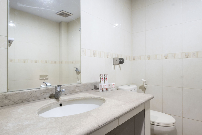 Bathroom 4, OYO 329 Hotel Darma Nusantara 2, Makassar