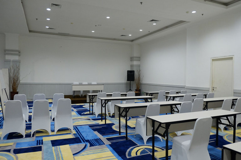 Food & Drinks 5, Reddoorz Premium @ Bandung City Center, Bandung