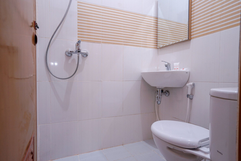 Bathroom, OYO 1490 Green Homestay Syariah, Palembang