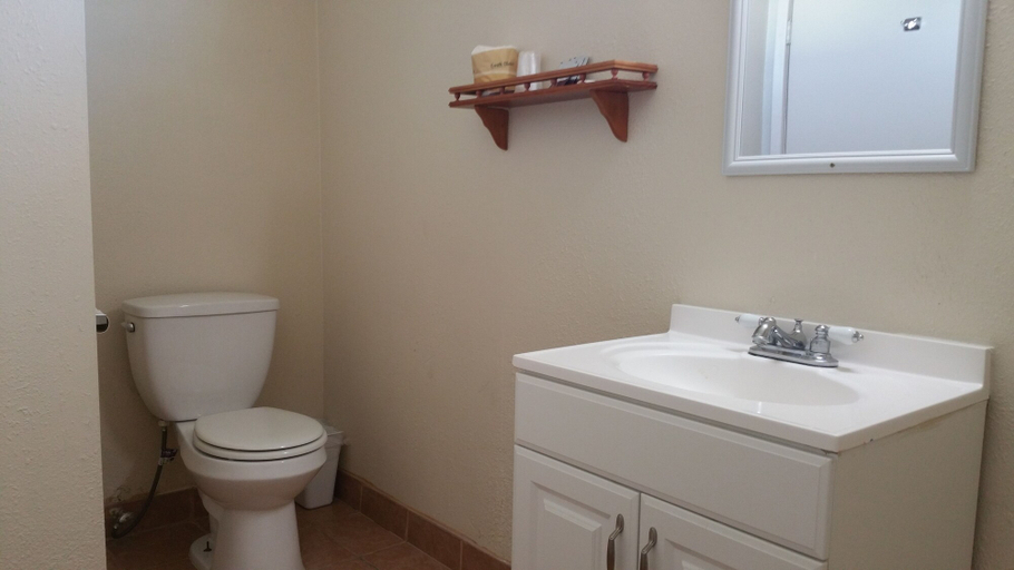 Bathroom 4, Budget Inn Mojave, Kern