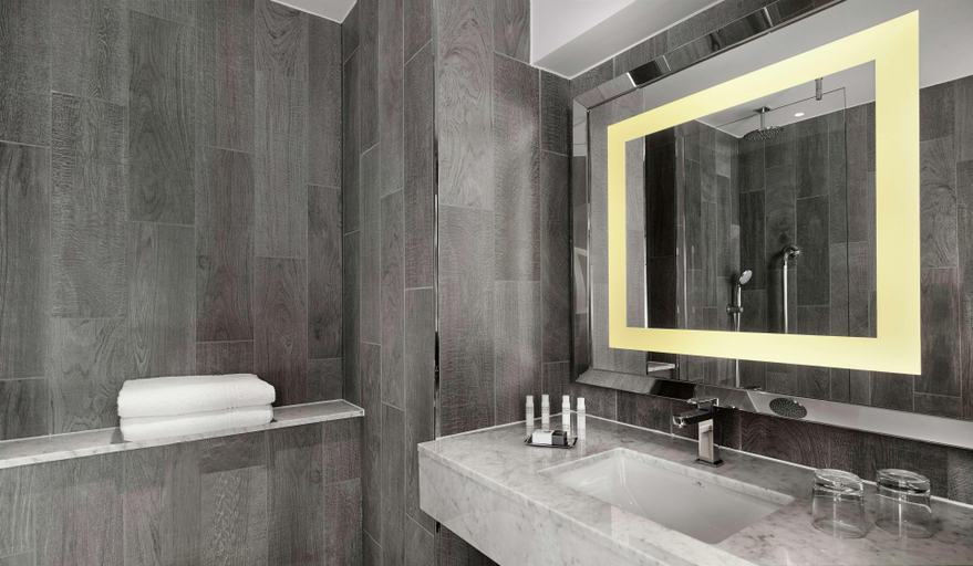 Bathroom 4, DoubleTree by Hilton Edinburgh - Queensferry Cross, Fife