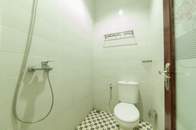 Bathroom, Airy Bukit Jimbaran Buana Sari 2 Uluwatu Bali, Badung