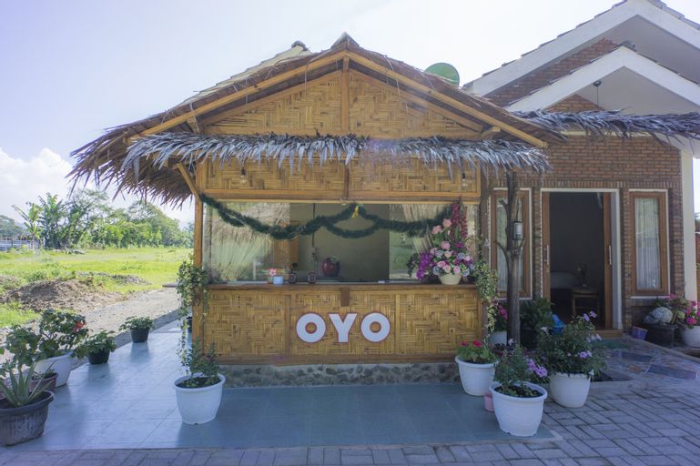 OYO 1696 Sapo Rumbia, Karo