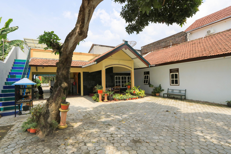 SPOT ON 2440 Wallet Family Residence Syariah, Lumajang