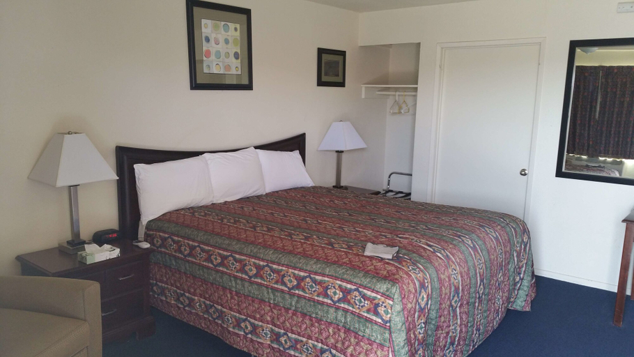 Bedroom 3, Budget Inn Mojave, Kern
