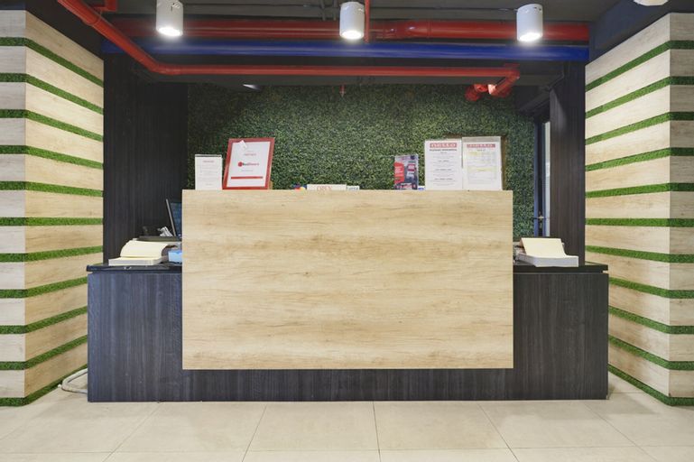 RedDoorz Apartment near Grand City Mall, Surabaya