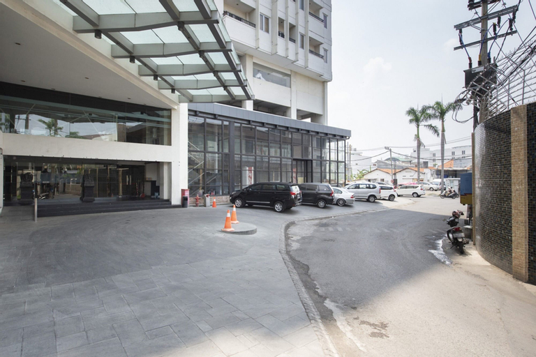 RedDoorz Apartment near Grand City Mall, Surabaya