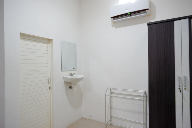 KoolKost near RS Samaritan Palu ( Minimum Stay 6 Nights ), Palu