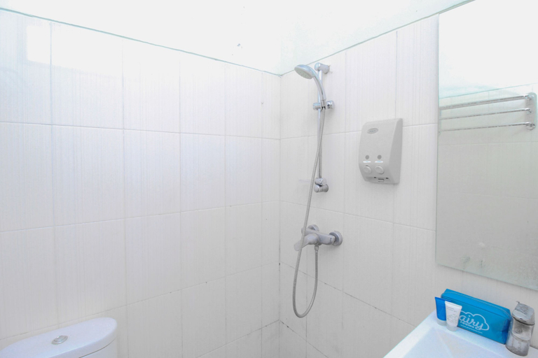Bathroom 4, Airy Adi Sucipto Gang Nanas Lima 6 Solo, Solo
