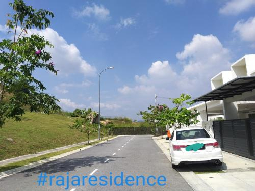 Raja residence cozy homestay 4 rooms 4bathrooms near d'Tempat country club, Seremban