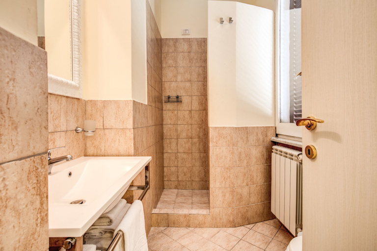 Bathroom 4, Condotti Inn, Rome