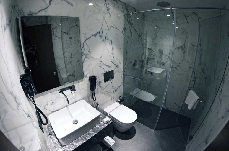 Connaught Royale, West