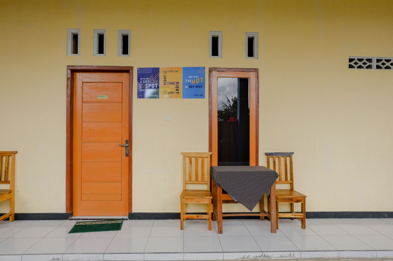 SPOT ON 1976 Hamana Beach Inn, Pacitan