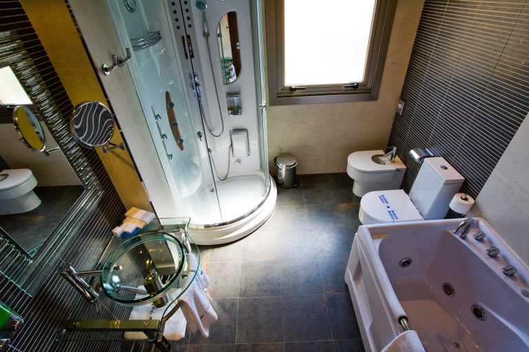 Bathroom 5, Royal Nayef, Pontevedra