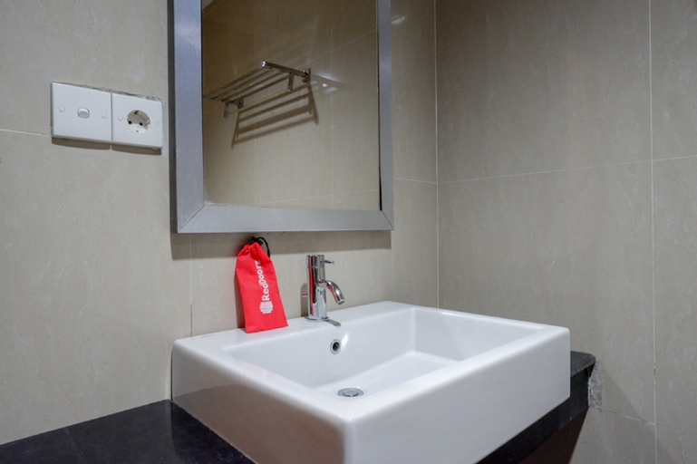 RedDoorz Plus near Hotel Benua Kendari, Kendari