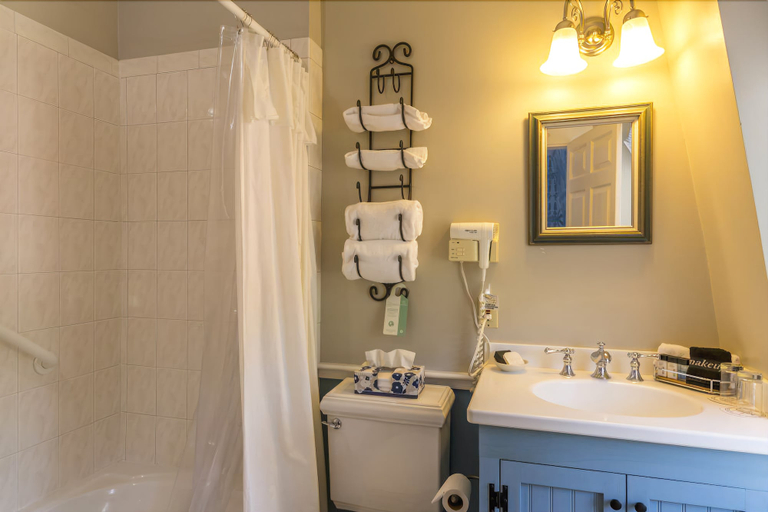 Bathroom 4, Hancock Inn, Hillsborough