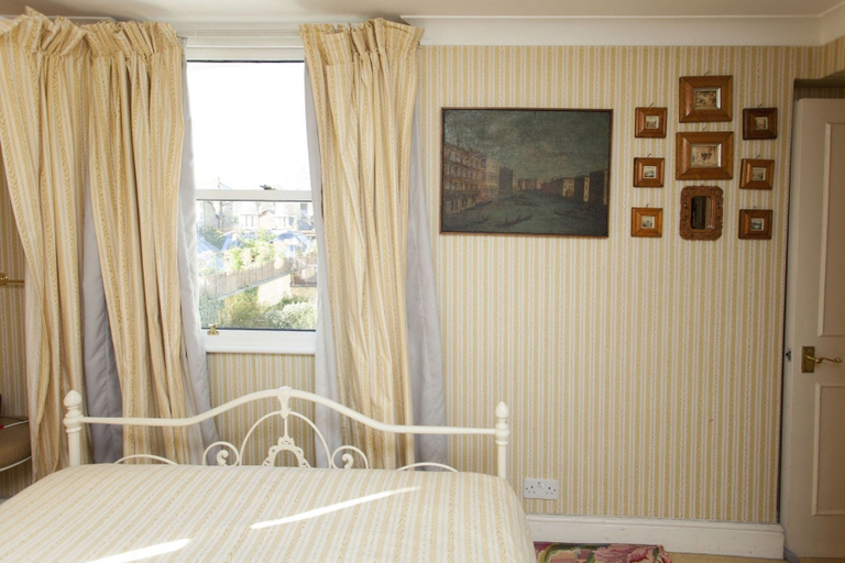 Bedroom 2, Chelsea for History and Art Lovers, London