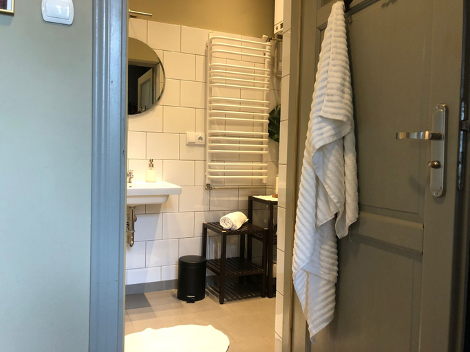 Bathroom 3, Kings Castle Krakow Apartments, Kraków City