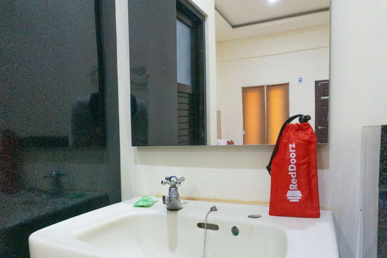 RedDoorz Syariah near Sultan Muhammad Kaharuddin Airport, Sumbawa