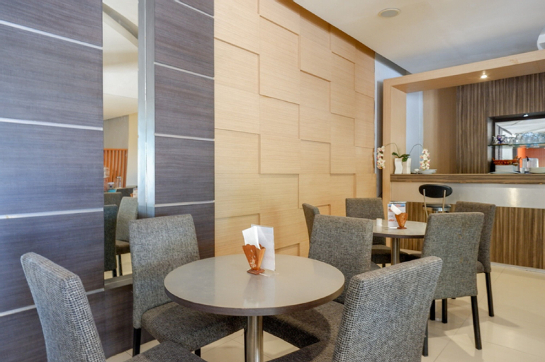 RedDoorz Plus near Hotel Benua Kendari, Kendari