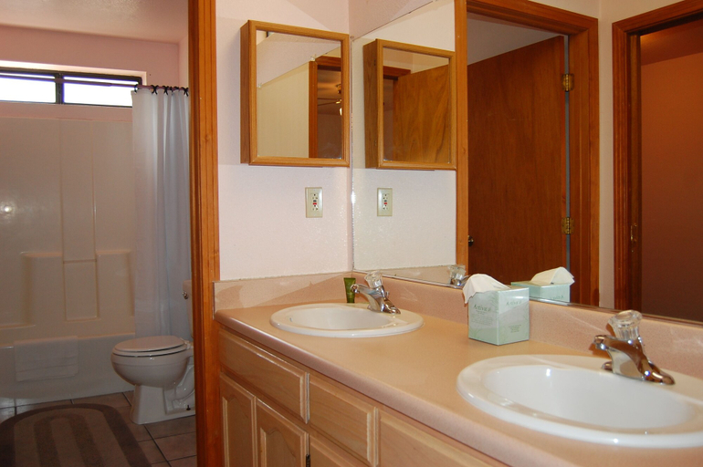 Bathroom 4, Edmond's Place, Mariposa