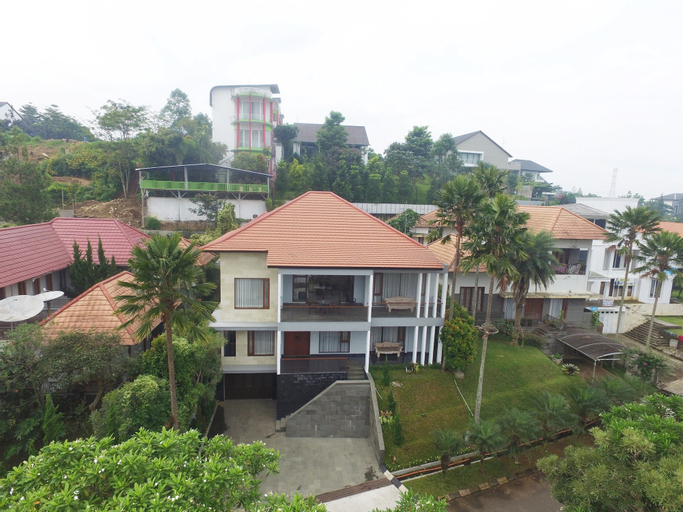 Kencana Villa 7 Bedrooms with a Private Pool, Bandung