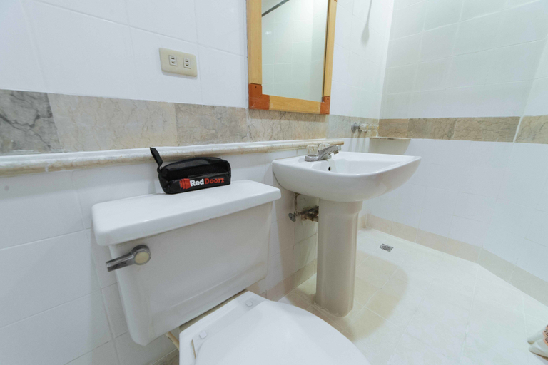 Bathroom 4, RedDoorz @ The Manor Davao, Davao City
