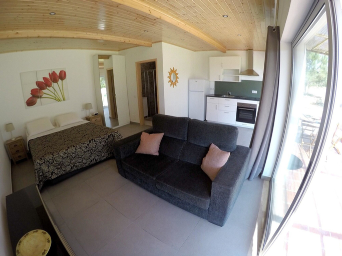 Studio in Serra do Bouro, With Pool Access, Enclosed Garden and Wifi -, Caldas da Rainha