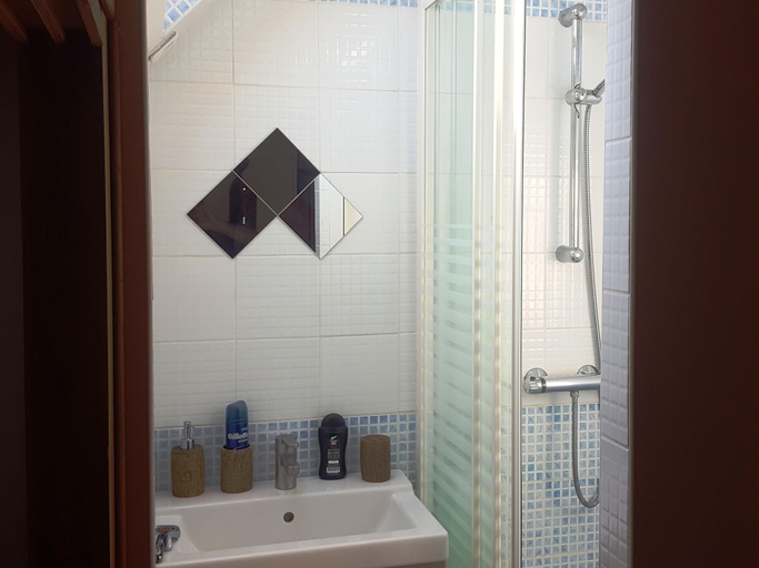 Bathroom 5, Apakabar Homestay - proche gare Melun, parking prive, Netflix, Seine-et-Marne