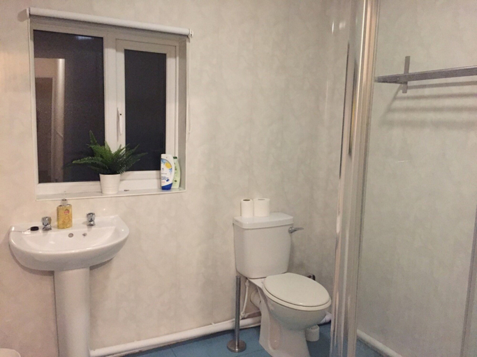 Bathroom 4, Golden Triangle Rooms, Norfolk