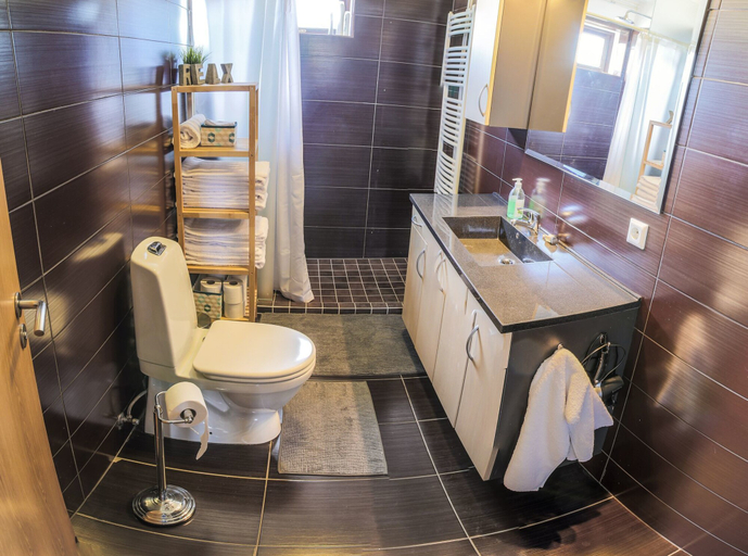 Bathroom 4, Lágholt apartments, Helgafellssveit