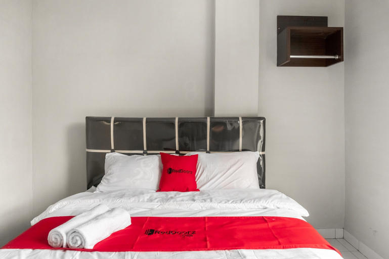 RedDoorz near Manhattan Square Medan, Medan