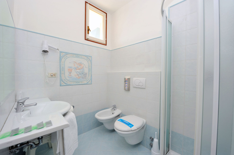 Bathroom 5, Hotel Alexander, Venezia
