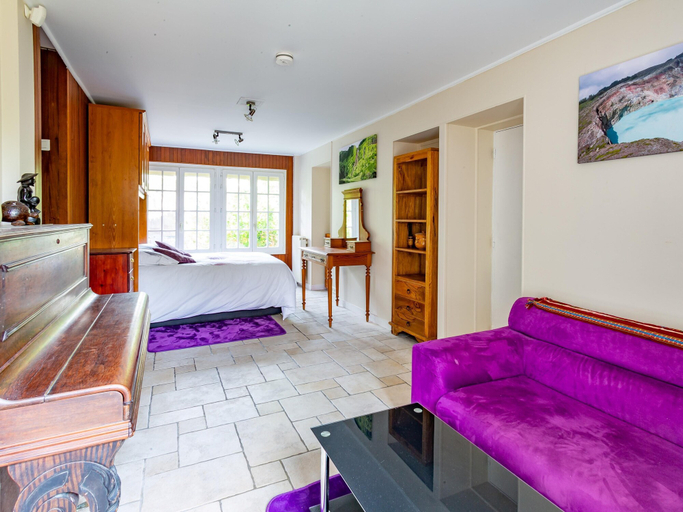 Bedroom 4, Apakabar Homestay - proche gare Melun, parking prive, Netflix, Seine-et-Marne