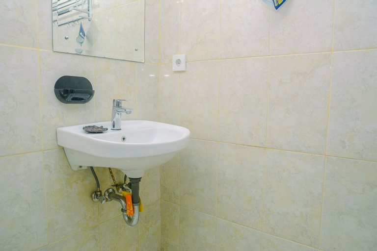 Comfy and Beautiful 1BR at Tamansari The Hive Apartment By Travelio, East Jakarta