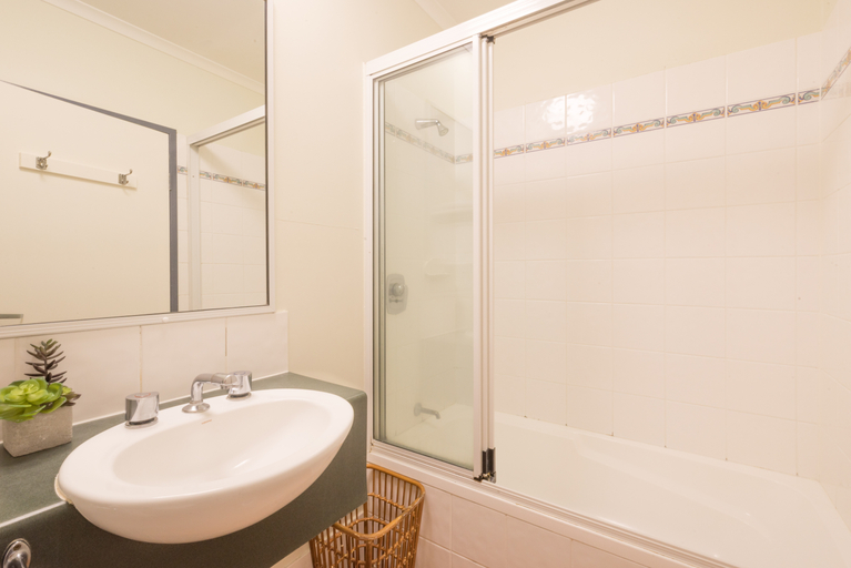 Bathroom 4, Coral Tree Inn, Cairns