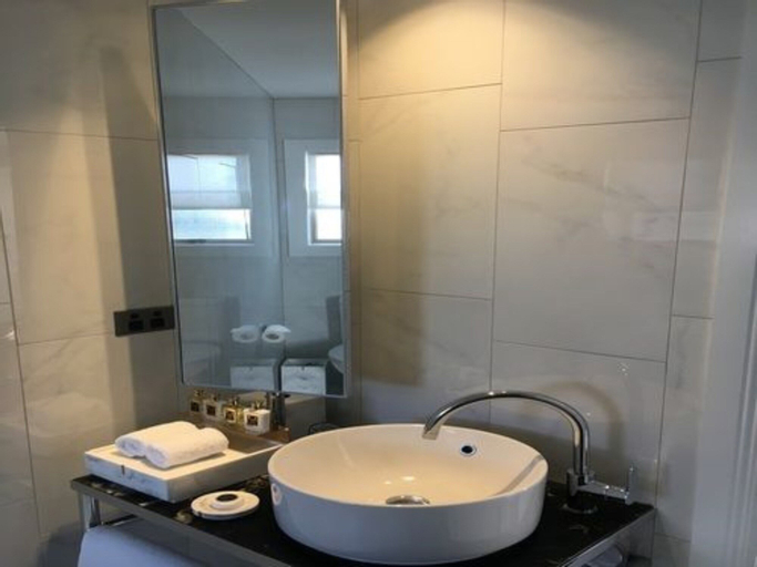 Bathroom 18