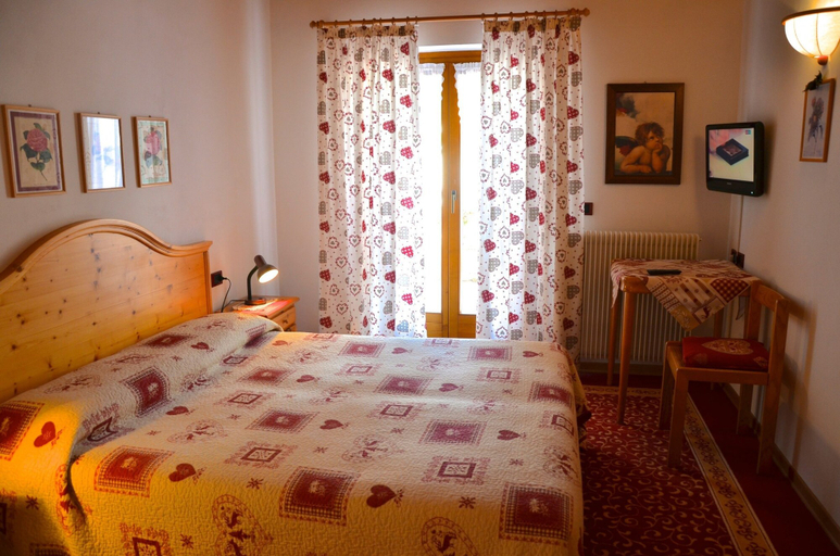 Bedroom 3, Alle Dolomiti Boutique Lake Hotel, Trento